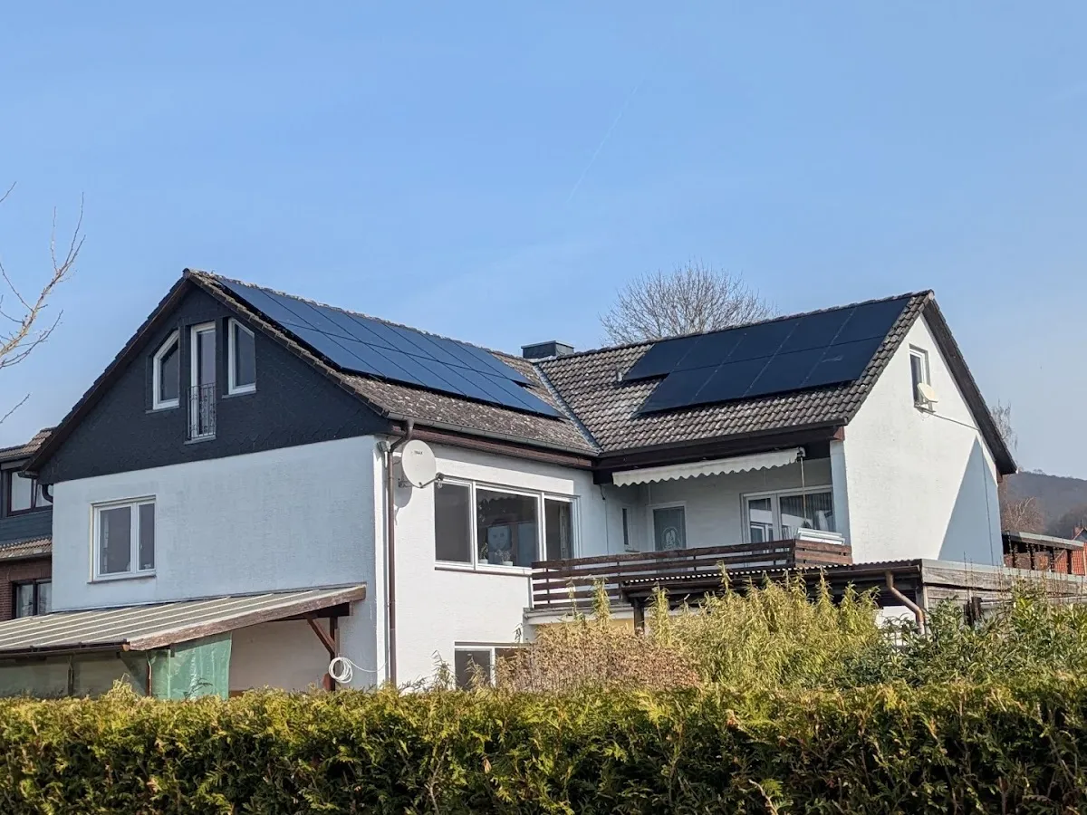 Photovoltaikanlage Springe – Referenz Kundin Tanja K., Haus mit Full-Black Modulen