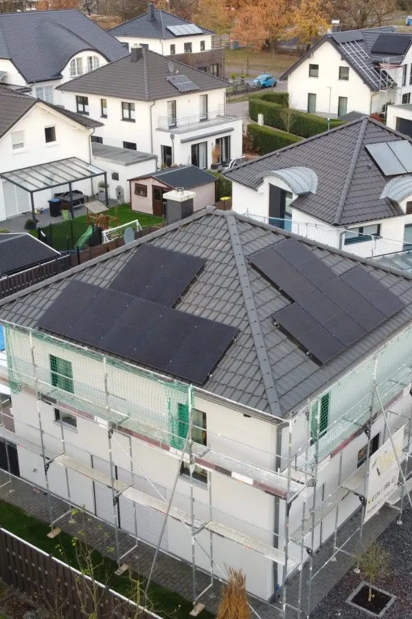 Photovoltaik Springe – Referenz Waldemar Z., Luftbild Dach mit Solarmodulen