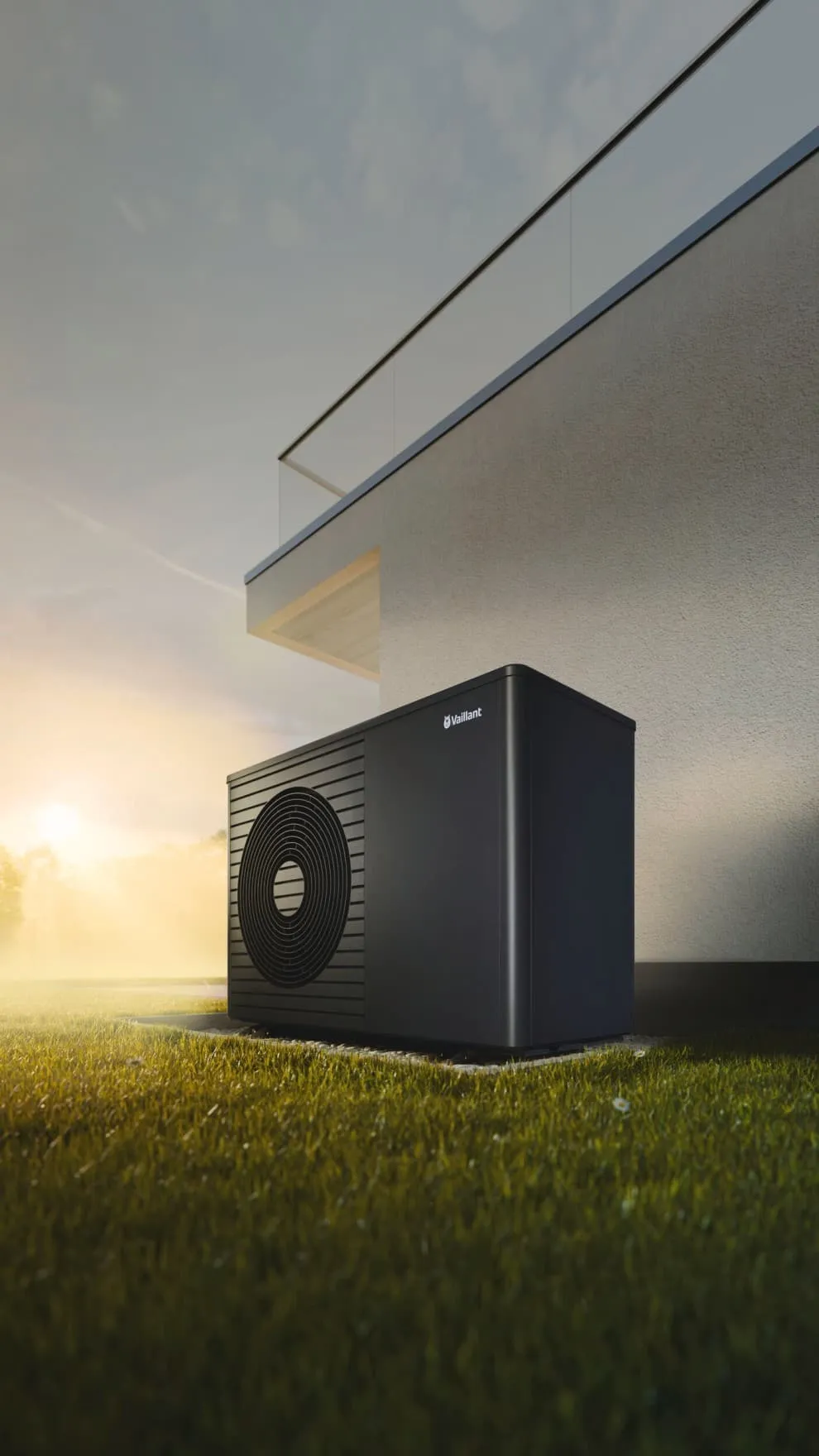 Vaillant aroTHERM plus Wärmepumpe an einer Hauswand im Abendlicht