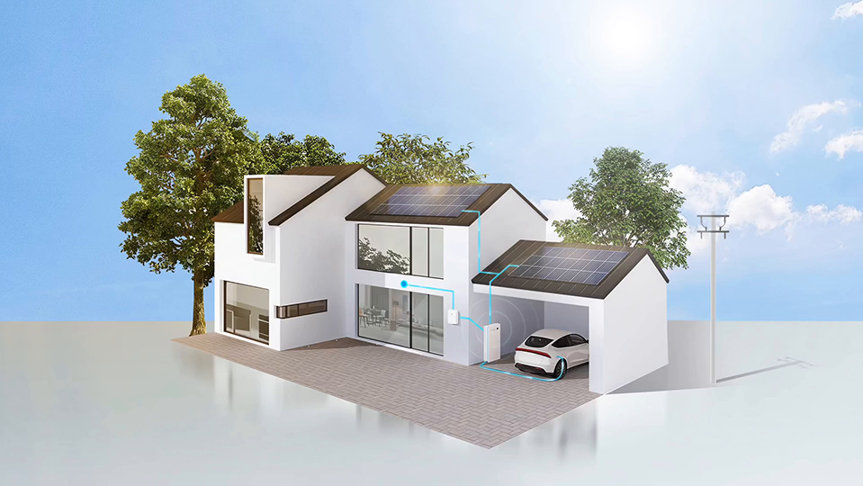 Haus mit PV-Anlage am Tag