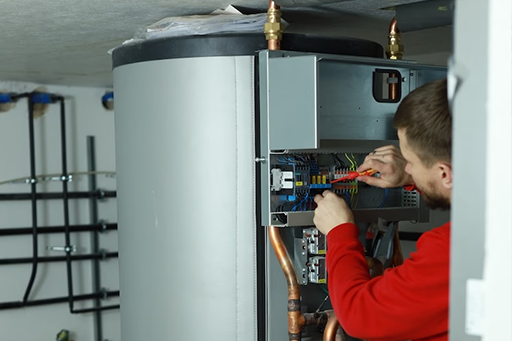 Moderne Klimaanlage ohne Außengerät in einem hellen Wohnraum installiert
