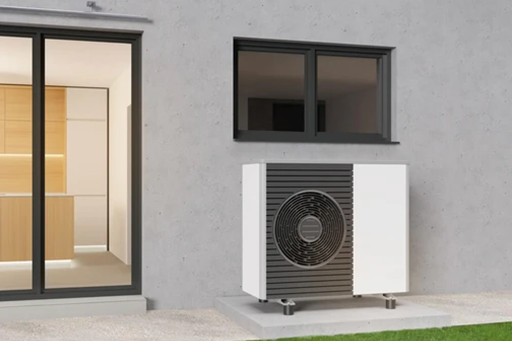 Moderne Klimaanlage ohne Außengerät in einem hellen Wohnraum installiert