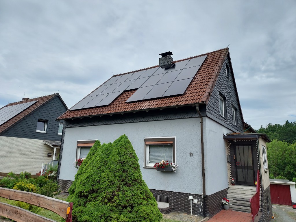 Photovoltaik Referenz – Einfamilienhaus mit Full-Black Solarmodulen auf dem Dach