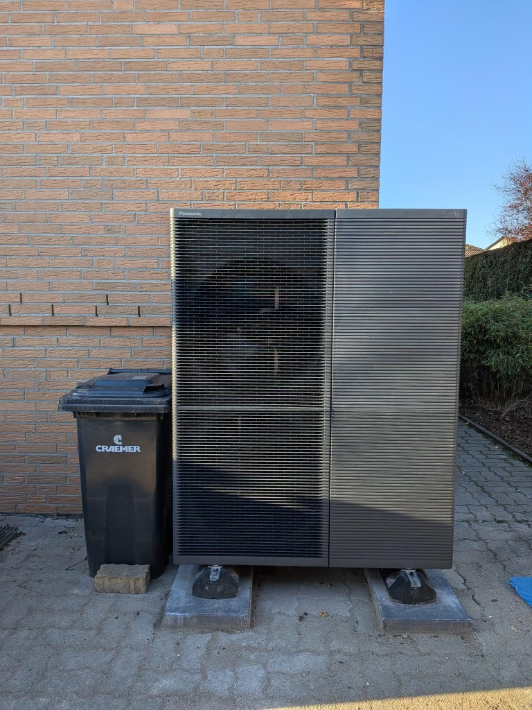 Wärmepumpe Referenz – Panasonic Aquarea Außengerät auf Betonfundel