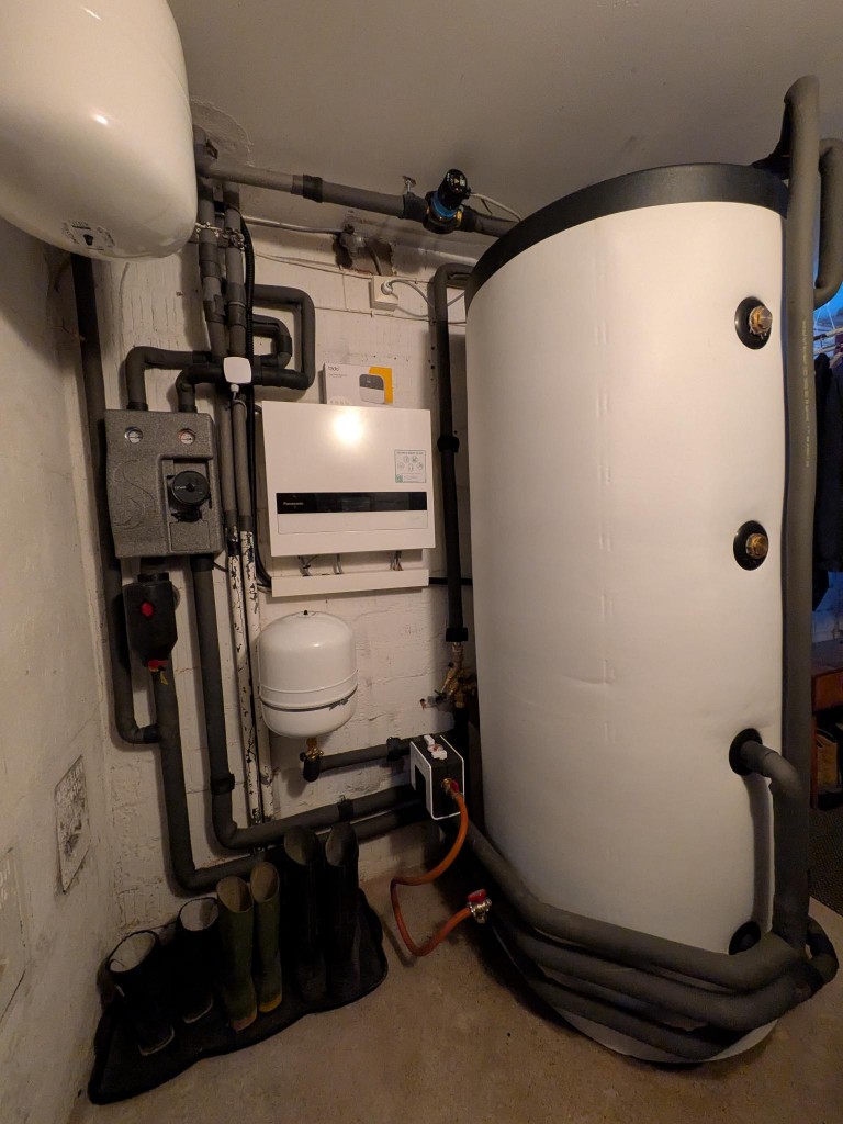 Wärmepumpe Referenz – Inneninstallation mit Pufferspeicher und Panasonic Steuereinheit